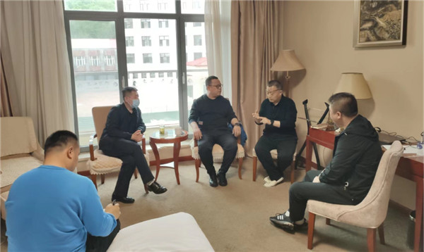 山東科技大學實用礦山壓力研究中心主任石永奎教授、郝建博士應邀赴龍煤雙鴨山礦業(yè)集團進行技術交流