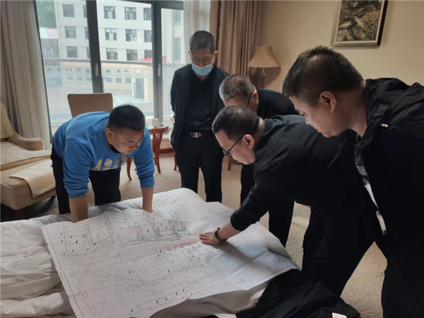 山東科技大學實用礦山壓力研究中心主任石永奎教授、郝建博士應邀赴龍煤雙鴨山礦業(yè)集團進行技術交流